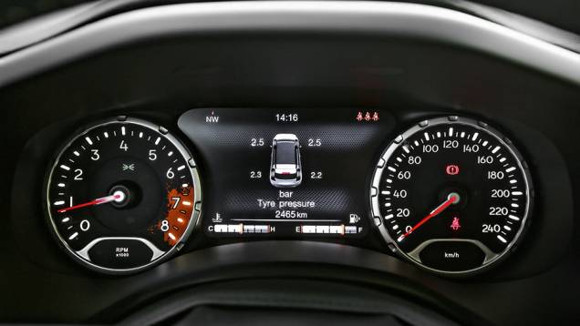 Desenho de terra na faixa de alto giro. A tela central vem só nas versões top | <a href="https://quatrorodas.abril.com.br/carros/impressoes/jeep-renegade-808905.shtml" target="_blank" rel="migration">Leia mais</a> Desenho de terra na faixa de alto giro. A tela central vem só nas versões top | <a href="https://quatrorodas.abril.com.br/carros/impressoes/jeep-renegade-808905.shtml" target="_blank" rel="migration">Leia mais</a>