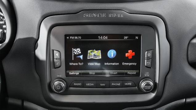 Sobre a moldura da central multimídia, a homenagem ao primeiro Jeep | <a href="https://quatrorodas.abril.com.br/carros/impressoes/jeep-renegade-808905.shtml" target="_blank" rel="migration">Leia mais</a> Sobre a moldura da central multimídia, a homenagem ao primeiro Jeep | <a href="https://quatrorodas.abril.com.br/carros/impressoes/jeep-renegade-808905.shtml" target="_blank" rel="migration">Leia mais</a>