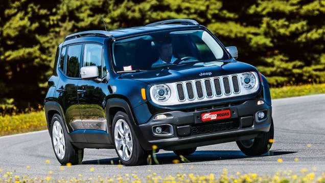 No Brasil, a grade central será da cor do carro | <a href="https://quatrorodas.abril.com.br/carros/impressoes/jeep-renegade-808905.shtml" target="_blank" rel="migration">Leia mais</a>