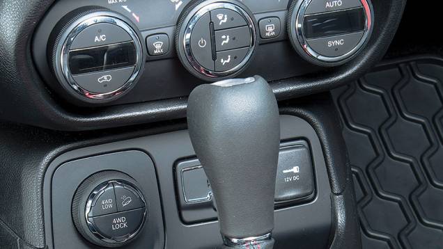 O ar é digital e o 4x4 tem ajuste para o tipo de terreno | <a href="https://quatrorodas.abril.com.br/carros/impressoes/jeep-renegade-808905.shtml" target="_blank" rel="migration">Leia mais</a> O ar é digital e o 4x4 tem ajuste para o tipo de terreno | <a href="https://quatrorodas.abril.com.br/carros/impressoes/jeep-renegade-808905.shtml" target="_blank" rel="migration">Leia mais</a>