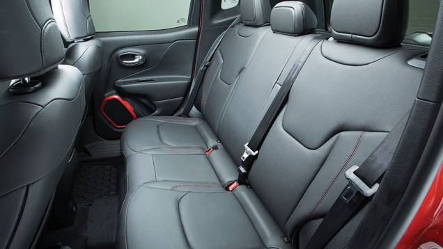 Capricho e desenho original até em revestimentos de portas e bancos | <a href="https://quatrorodas.abril.com.br/carros/impressoes/jeep-renegade-808905.shtml" target="_blank" rel="migration">Leia mais</a> Capricho e desenho original até em revestimentos de portas e bancos | <a href="https://quatrorodas.abril.com.br/carros/impressoes/jeep-renegade-808905.shtml" target="_blank" rel="migration">Leia mais</a>