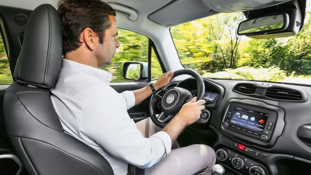 Achar uma boa posição de dirigir no SUV é muito fácil | <a href="https://quatrorodas.abril.com.br/carros/impressoes/jeep-renegade-808905.shtml" target="_blank" rel="migration">Leia mais</a> Achar uma boa posição de dirigir no SUV é muito fácil | <a href="https://quatrorodas.abril.com.br/carros/impressoes/jeep-renegade-808905.shtml" target="_blank" rel="migration">Leia mais</a>