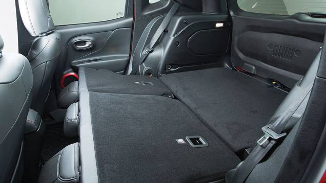 Bancos atrás deitam, mas não formam um piso todo plano | <a href="https://quatrorodas.abril.com.br/carros/impressoes/jeep-renegade-808905.shtml" target="_blank" rel="migration">Leia mais</a> Bancos atrás deitam, mas não formam um piso todo plano | <a href="https://quatrorodas.abril.com.br/carros/impressoes/jeep-renegade-808905.shtml" target="_blank" rel="migration">Leia mais</a>
