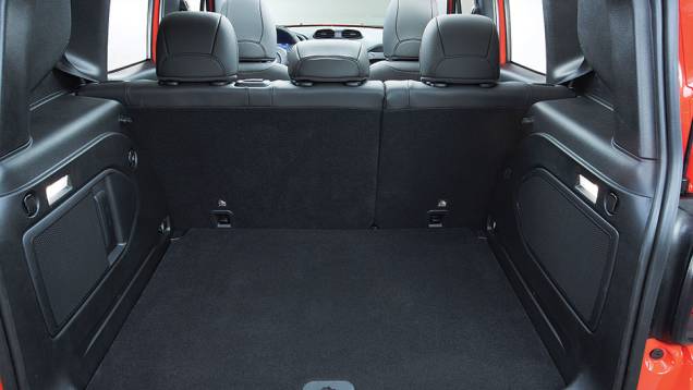 Tampa removível como no Up!. Pode ficar no alto ou no piso | <a href="https://quatrorodas.abril.com.br/carros/impressoes/jeep-renegade-808905.shtml" target="_blank" rel="migration">Leia mais</a> Tampa removível como no Up!. Pode ficar no alto ou no piso | <a href="https://quatrorodas.abril.com.br/carros/impressoes/jeep-renegade-808905.shtml" target="_blank" rel="migration">Leia mais</a>