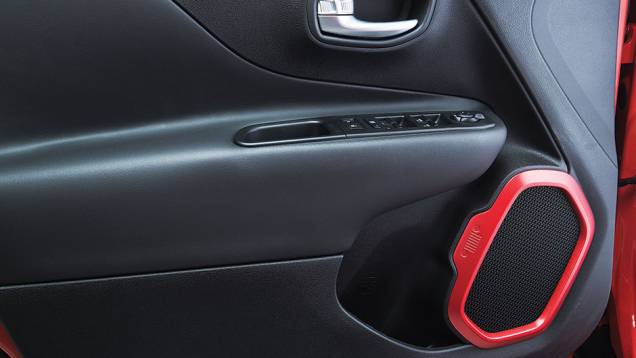 Alto-falante é a grade Jeep | <a href="https://quatrorodas.abril.com.br/carros/impressoes/jeep-renegade-808905.shtml" target="_blank" rel="migration">Leia mais</a> Alto-falante é a grade Jeep | <a href="https://quatrorodas.abril.com.br/carros/impressoes/jeep-renegade-808905.shtml" target="_blank" rel="migration">Leia mais</a>