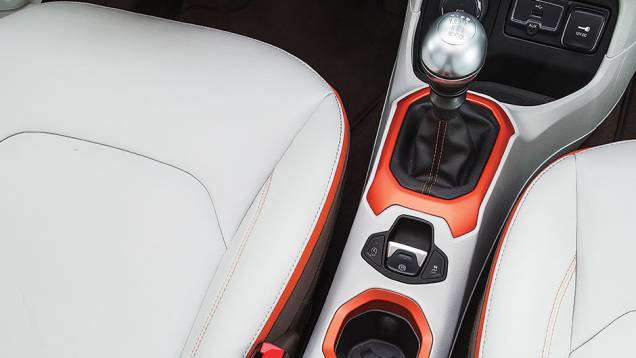 Freio de mão elétrico libera espaço | <a href="https://quatrorodas.abril.com.br/carros/impressoes/jeep-renegade-808905.shtml" target="_blank" rel="migration">Leia mais</a> Freio de mão elétrico libera espaço | <a href="https://quatrorodas.abril.com.br/carros/impressoes/jeep-renegade-808905.shtml" target="_blank" rel="migration">Leia mais</a>