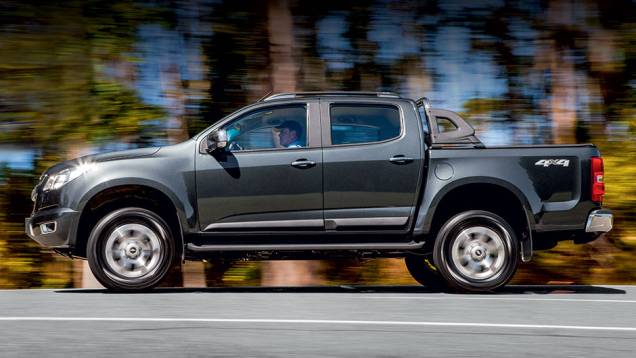 Sem mudança no visual, a S10 2.5 ganhou econômetro, que informa se o motorista está dirigindo de forma econômica e sugere o momento ideal para troca de marchas | <a href="https://quatrorodas.abril.com.br/carros/testes/chevrolet-s10-ecotec-809241.shtml" rel="migration"></a> Sem mudança no visual, a S10 2.5 ganhou econômetro, que informa se o motorista está dirigindo de forma econômica e sugere o momento ideal para troca de marchas | <a href="https://quatrorodas.abril.com.br/carros/testes/chevrolet-s10-ecotec-809241.shtml" rel="migration"></a>