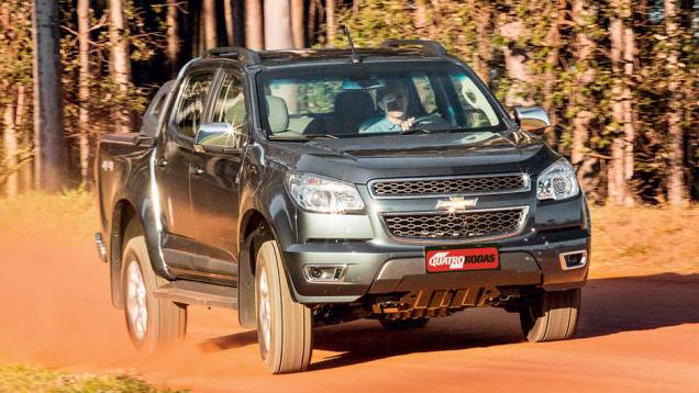 Além da injeção direta, o novo motor tem bloco de alumínio e comandos variáveis. Com o câmbio de seis marchas, garante bom desempenho | <a href="https://quatrorodas.abril.com.br/carros/testes/chevrolet-s10-ecotec-809241.shtml" target="_blank" rel="migration">Leia mais</a>