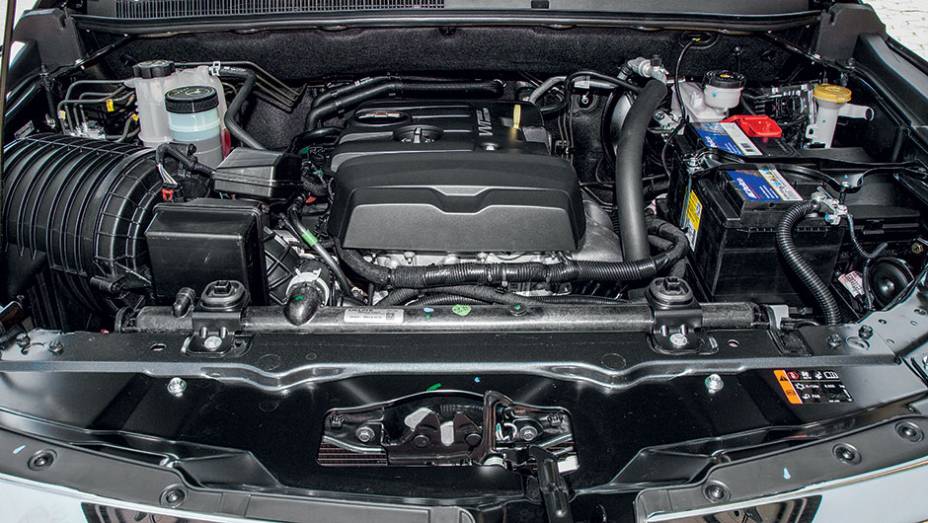 Além da injeção direta, o novo motor tem bloco de alumínio e comandos variáveis. Com o câmbio de seis marchas, garante bom desempenho | <a href="https://quatrorodas.abril.com.br/carros/testes/chevrolet-s10-ecotec-809241.shtml" target="_blank" rel="migration">Leia mais</a>