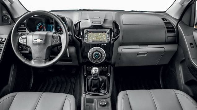 Na versão LTZ, o painel ganhou acabamento preto brilhante | <a href="https://quatrorodas.abril.com.br/carros/testes/chevrolet-s10-ecotec-809241.shtml" target="_blank" rel="migration">Leia mais</a> Na versão LTZ, o painel ganhou acabamento preto brilhante | <a href="https://quatrorodas.abril.com.br/carros/testes/chevrolet-s10-ecotec-809241.shtml" target="_blank" rel="migration">Leia mais</a>