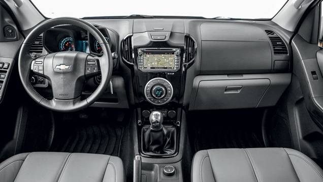 Na versão LTZ, o painel ganhou acabamento preto brilhante | <a href="https://quatrorodas.abril.com.br/carros/testes/chevrolet-s10-ecotec-809241.shtml" target="_blank" rel="migration">Leia mais</a>