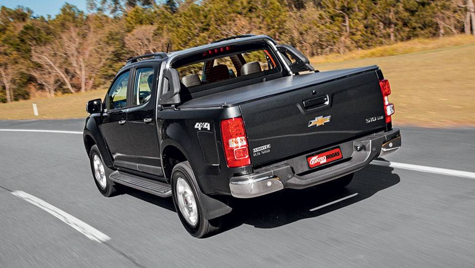 A suspens&atilde;o foi recalibrada, para melhorar a dirigibilidade | <a href="https://quatrorodas.abril.com.br/carros/testes/chevrolet-s10-ecotec-809241.shtml" target="_blank" rel="migration">Leia mais</a>