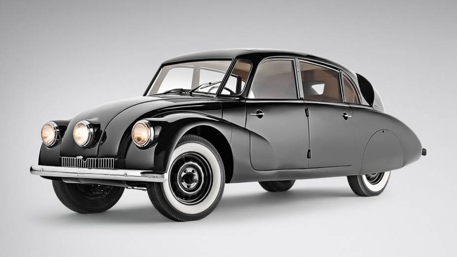 Para-brisa tripartido e rodas cobertas: boa aerodinâmica | <a href="https://quatrorodas.abril.com.br/carros/classicos-grandescarros/tatra-t87-807769.shtml" target="_blank" rel="migration">Leia mais</a>