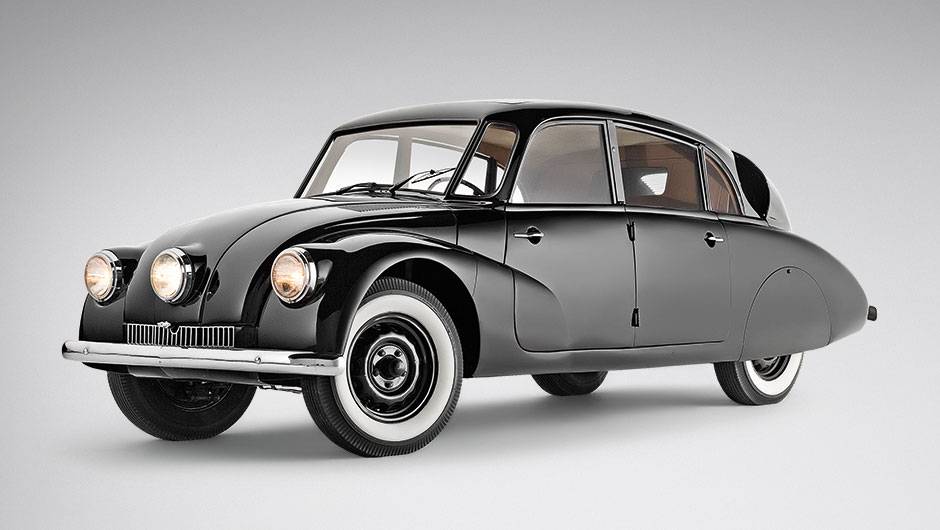 Para-brisa tripartido e rodas cobertas: boa aerodin&acirc;mica | <a href="https://quatrorodas.abril.com.br/carros/classicos-grandescarros/tatra-t87-807769.shtml" target="_blank" rel="migration">Leia mais</a>