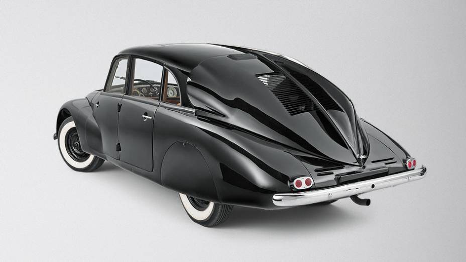 Cobertura sobre o motor atrapalhava a visão traseira | <a href="https://quatrorodas.abril.com.br/carros/classicos-grandescarros/tatra-t87-807769.shtml" target="_blank" rel="migration">Leia mais</a>