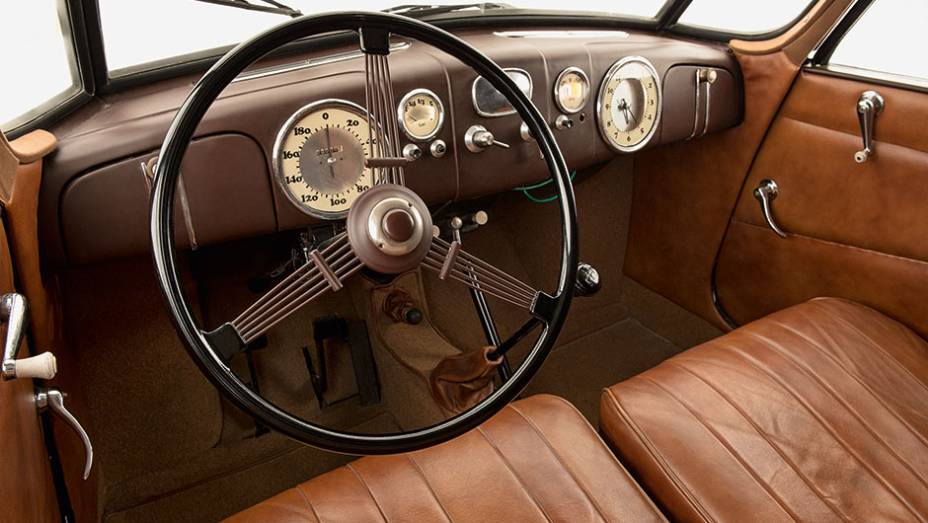 O interior luxuoso do T87 seguia o estilo art déco, típico dos anos 20 e 30 | <a href="https://quatrorodas.abril.com.br/carros/classicos-grandescarros/tatra-t87-807769.shtml" target="_blank" rel="migration">Leia mais</a>