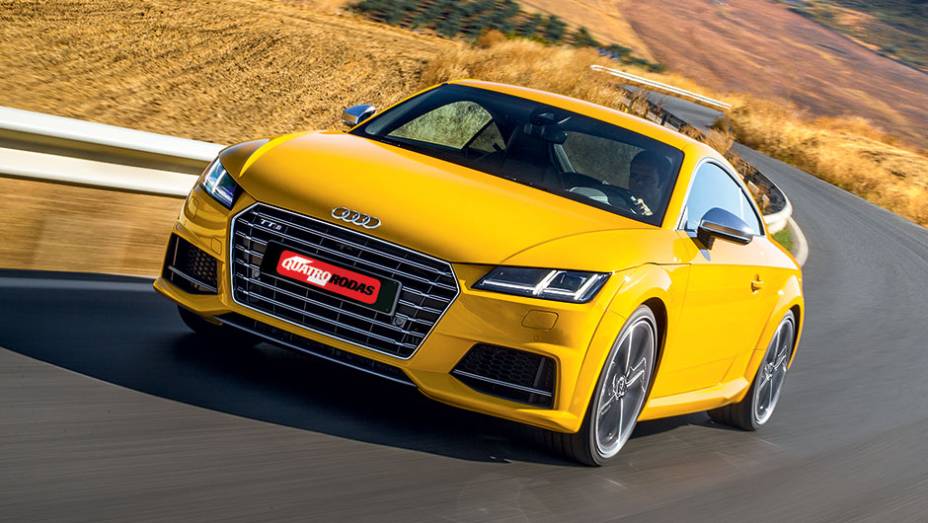 Agora a grade invade o para-choque e o logotipo está no capô | <a href="https://quatrorodas.abril.com.br/carros/impressoes/audi-tts-quattro-808968.shtml" target="_blank" rel="migration">Leia mais</a>