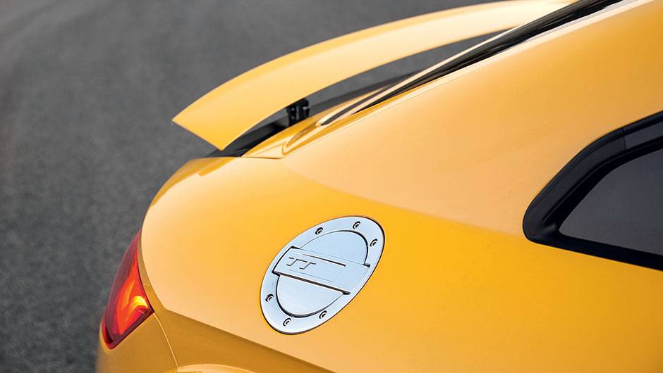 Aerof&oacute;lio m&oacute;vel e a c&eacute;lebre tampa do bocal de alum&iacute;nio | <a href="https://quatrorodas.abril.com.br/carros/impressoes/audi-tts-quattro-808968.shtml" target="_blank" rel="migration">Leia mais</a>