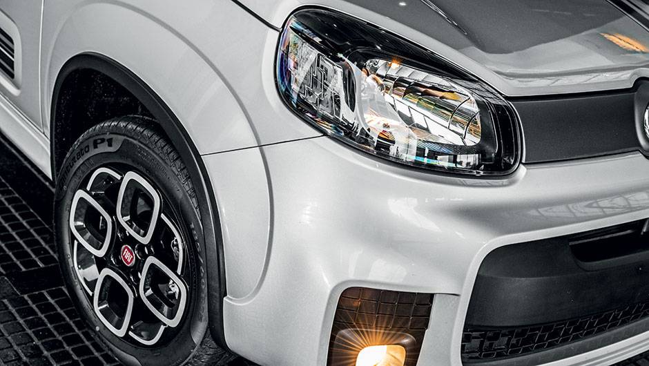 Far&oacute;is com m&aacute;scara negra | <a href="https://quatrorodas.abril.com.br/carros/testes/fiat-uno-dualogic-809297.shtml" target="_blank" rel="migration">Leia mais</a>