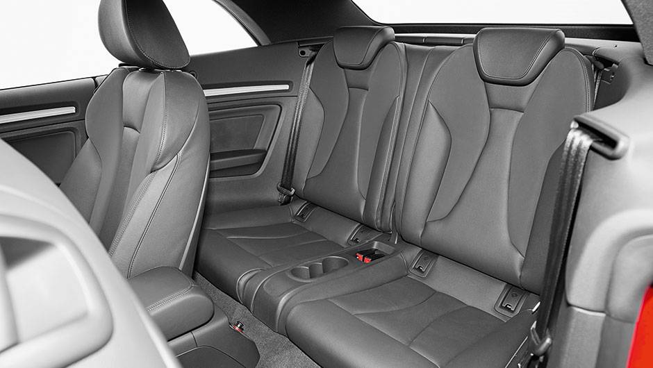 Na traseira, espa&ccedil;o para dois convidados | <a href="https://quatrorodas.abril.com.br/carros/impressoes/audi-a3-cabriolet-813902.shtml" target="_blank" rel="migration">Leia mais</a>