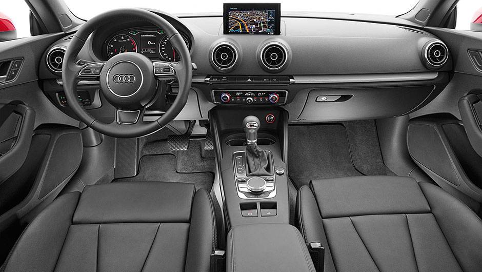 Apliques de alum&iacute;nio decoram a cabine | <a href="https://quatrorodas.abril.com.br/carros/impressoes/audi-a3-cabriolet-813902.shtml" target="_blank" rel="migration">Leia mais</a>