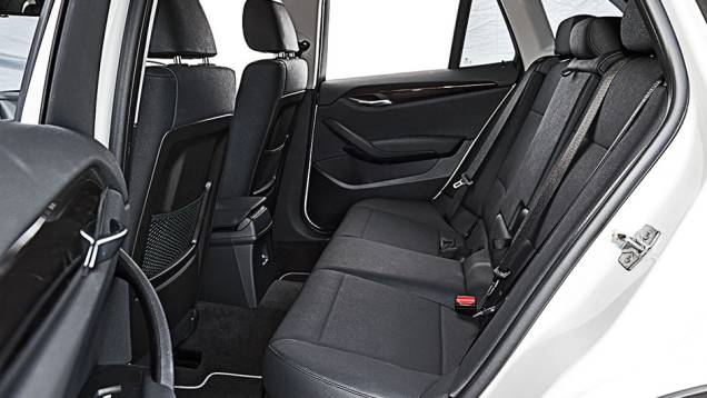 Atrás, descansa-braço central | <a href="https://quatrorodas.abril.com.br/carros/comparativos/audi-q3-x-bmw-x1-x-mercedes-gla-816140.shtml" target="_blank" rel="migration">Leia mais</a> Atrás, descansa-braço central | <a href="https://quatrorodas.abril.com.br/carros/comparativos/audi-q3-x-bmw-x1-x-mercedes-gla-816140.shtml" target="_blank" rel="migration">Leia mais</a>