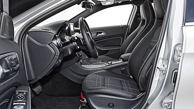 Bancos esportivos são revestidos de tecido | <a href="https://quatrorodas.abril.com.br/carros/comparativos/audi-q3-x-bmw-x1-x-mercedes-gla-816140.shtml" target="_blank" rel="migration">Leia mais</a> Bancos esportivos são revestidos de tecido | <a href="https://quatrorodas.abril.com.br/carros/comparativos/audi-q3-x-bmw-x1-x-mercedes-gla-816140.shtml" target="_blank" rel="migration">Leia mais</a>