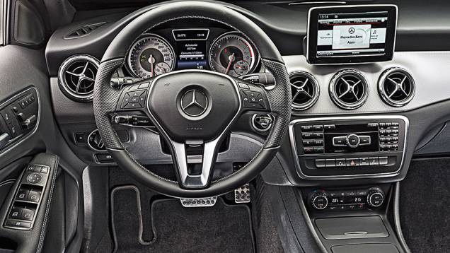 A alavanca do câmbio fica junto ao volante | <a href="https://quatrorodas.abril.com.br/carros/comparativos/audi-q3-x-bmw-x1-x-mercedes-gla-816140.shtml" target="_blank" rel="migration">Leia mais</a> A alavanca do câmbio fica junto ao volante | <a href="https://quatrorodas.abril.com.br/carros/comparativos/audi-q3-x-bmw-x1-x-mercedes-gla-816140.shtml" target="_blank" rel="migration">Leia mais</a>