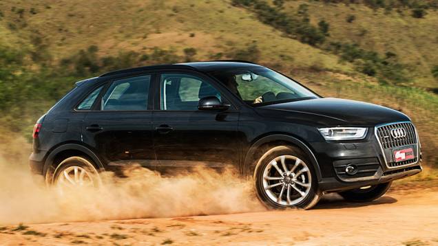 O Q3 incorpora o estilo de jipe ao design | <a href="https://quatrorodas.abril.com.br/carros/comparativos/audi-q3-x-bmw-x1-x-mercedes-gla-816140.shtml" target="_blank" rel="migration">Leia mais</a>