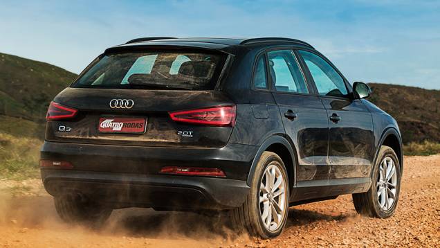 As lanternas e os faróis de leds são a assinatura da linha Audi no SUV | <a href="https://quatrorodas.abril.com.br/carros/comparativos/audi-q3-x-bmw-x1-x-mercedes-gla-816140.shtml" target="_blank" rel="migration">Leia mais</a> As lanternas e os faróis de leds são a assinatura da linha Audi no SUV | <a href="https://quatrorodas.abril.com.br/carros/comparativos/audi-q3-x-bmw-x1-x-mercedes-gla-816140.shtml" target="_blank" rel="migration">Leia mais</a>