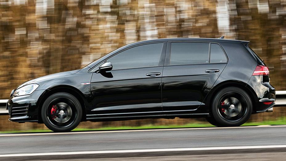 Mais discreto, o Golf se revelou na pista de testes | <a href="https://quatrorodas.abril.com.br/carros/comparativos/honda-civic-si-x-vw-golf-gti-816112.shtml" target="_blank" rel="migration">Leia mais</a>