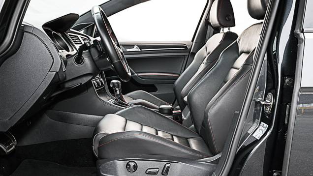Bancos têm costura vermelha | <a href="https://quatrorodas.abril.com.br/carros/comparativos/honda-civic-si-x-vw-golf-gti-816112.shtml" target="_blank" rel="migration">Leia mais</a> Bancos têm costura vermelha | <a href="https://quatrorodas.abril.com.br/carros/comparativos/honda-civic-si-x-vw-golf-gti-816112.shtml" target="_blank" rel="migration">Leia mais</a>