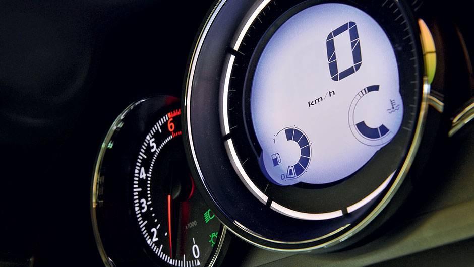 Veloc&iacute;metro agora &eacute; digital, como na vers&atilde;o GT | <a href="https://quatrorodas.abril.com.br/carros/testes/renault-fluence-815921.shtml" target="_blank" rel="migration">Leia mais</a>
