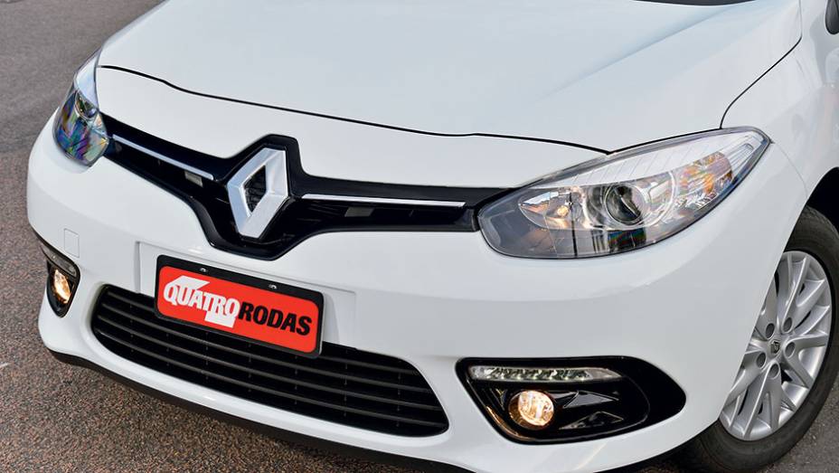 Para-choque dianteiro ganhou fileira de luzes de led para uso diurno | <a href="https://quatrorodas.abril.com.br/carros/testes/renault-fluence-815921.shtml" target="_blank" rel="migration">Leia mais</a>