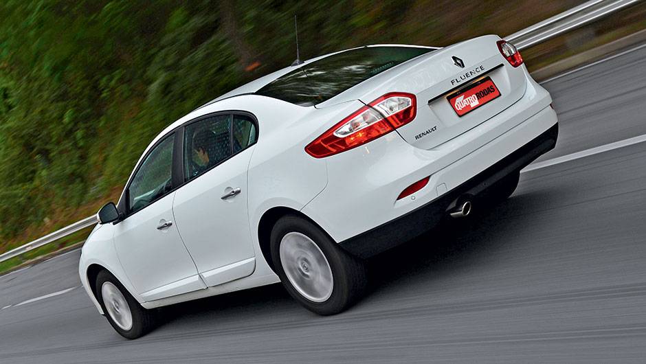 Esta &eacute; a vers&atilde;o Dynamique. Na Privil&egrave;ge h&aacute; leds nas lanternas | <a href="https://quatrorodas.abril.com.br/carros/testes/renault-fluence-815921.shtml" target="_blank" rel="migration">Leia mais</a>
