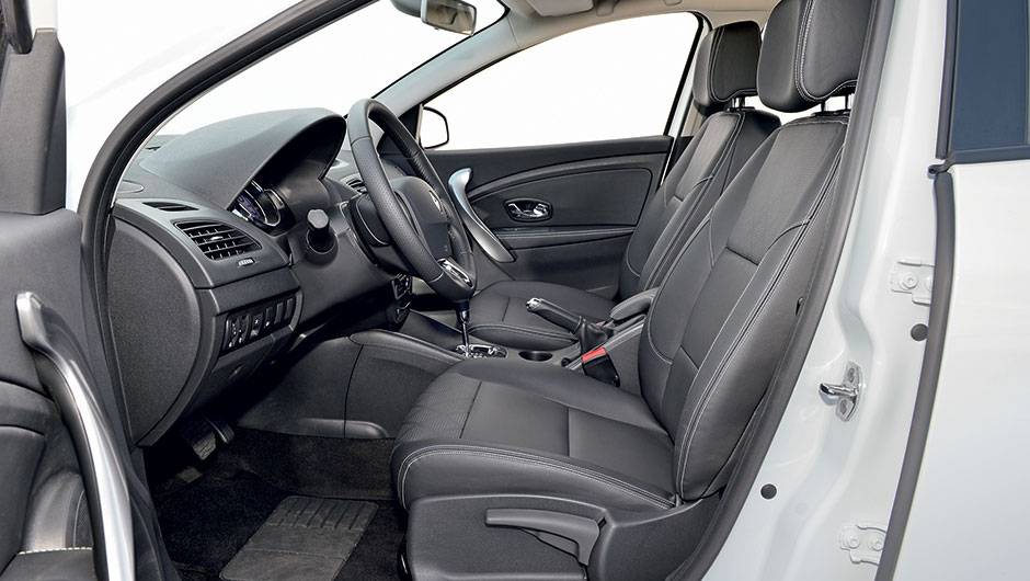 Bancos de couro s&atilde;o opcionais na vers&atilde;o Dynamique | <a href="https://quatrorodas.abril.com.br/carros/testes/renault-fluence-815921.shtml" target="_blank" rel="migration">Leia mais</a>