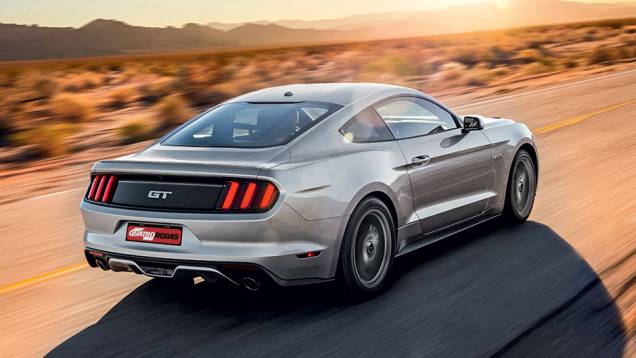 Lanterna com três elementos de cada lado remete às gerações anteriores | <a href="https://quatrorodas.abril.com.br/carros/impressoes/ford-mustang-2015-816081.shtml" target="_blank" rel="migration">Leia mais</a>