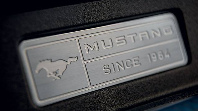 Plaqueta alusiva aos 50 anos do modelo | <a href="https://quatrorodas.abril.com.br/carros/impressoes/ford-mustang-2015-816081.shtml" target="_blank" rel="migration">Leia mais</a> Plaqueta alusiva aos 50 anos do modelo | <a href="https://quatrorodas.abril.com.br/carros/impressoes/ford-mustang-2015-816081.shtml" target="_blank" rel="migration">Leia mais</a>