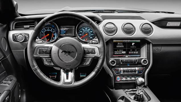 Versão avaliada, GT Premium, carregava quase todos os opcionais disponíveis | <a href="https://quatrorodas.abril.com.br/carros/impressoes/ford-mustang-2015-816081.shtml" target="_blank" rel="migration">Leia mais</a> Versão avaliada, GT Premium, carregava quase todos os opcionais disponíveis | <a href="https://quatrorodas.abril.com.br/carros/impressoes/ford-mustang-2015-816081.shtml" target="_blank" rel="migration">Leia mais</a>
