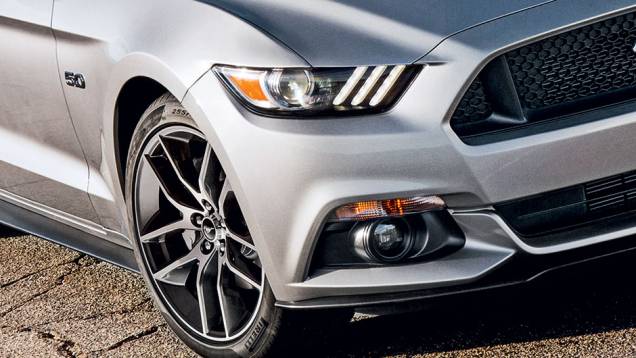 No farol, elemento circular remete às antigas gerações | <a href="https://quatrorodas.abril.com.br/carros/impressoes/ford-mustang-2015-816081.shtml" target="_blank" rel="migration">Leia mais</a> No farol, elemento circular remete às antigas gerações | <a href="https://quatrorodas.abril.com.br/carros/impressoes/ford-mustang-2015-816081.shtml" target="_blank" rel="migration">Leia mais</a>