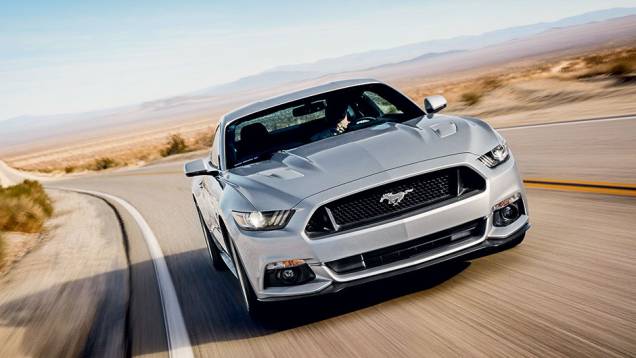 Formato da grade dá efeito de flutuação ao cavalinho Mustang | <a href="https://quatrorodas.abril.com.br/carros/impressoes/ford-mustang-2015-816081.shtml" target="_blank" rel="migration">Leia mais</a>