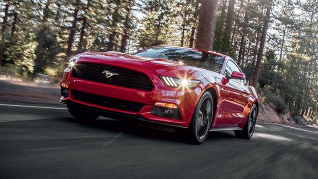 Diferente das versões V8, o Mustang EcoBoost não exibe a cilindrada do motor nos para-lamas dianteiros | <a href="https://quatrorodas.abril.com.br/carros/impressoes/ford-mustang-2015-816081.shtml" target="_blank" rel="migration">Leia mais</a>