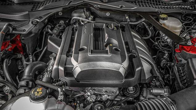 Na longitudinal, o 2.3 trabalha com a tração traseira | <a href="https://quatrorodas.abril.com.br/carros/impressoes/ford-mustang-2015-816081.shtml" target="_blank" rel="migration">Leia mais</a> Na longitudinal, o 2.3 trabalha com a tração traseira | <a href="https://quatrorodas.abril.com.br/carros/impressoes/ford-mustang-2015-816081.shtml" target="_blank" rel="migration">Leia mais</a>