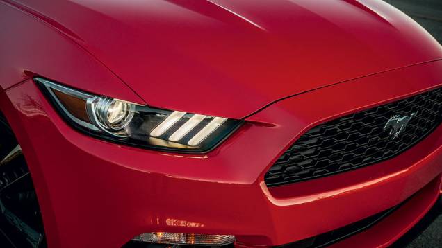 EcoBoost: grade sem barras verticais | <a href="https://quatrorodas.abril.com.br/carros/impressoes/ford-mustang-2015-816081.shtml" target="_blank" rel="migration">Leia mais</a> EcoBoost: grade sem barras verticais | <a href="https://quatrorodas.abril.com.br/carros/impressoes/ford-mustang-2015-816081.shtml" target="_blank" rel="migration">Leia mais</a>