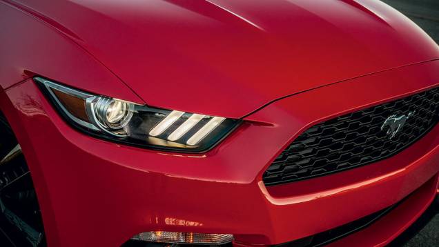 EcoBoost: grade sem barras verticais | <a href="https://quatrorodas.abril.com.br/carros/impressoes/ford-mustang-2015-816081.shtml" target="_blank" rel="migration">Leia mais</a>