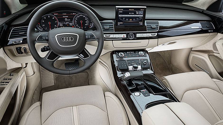 Dos frisos ao console, passando pelo volante e pela alavanca de c&acirc;mbio, tudo &eacute; novo no A8 | <a href="https://quatrorodas.abril.com.br/carros/testes/audi-a8-4-0-tfsi-819948.shtml" target="_blank" rel="migration">Leia mais</a>