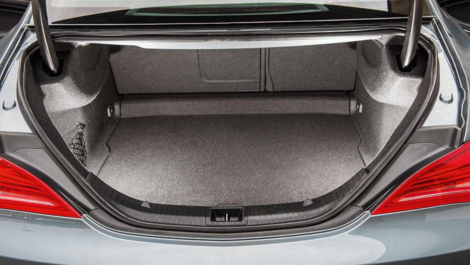 Assim como no C180, dobradi&ccedil;as de tampa traseira roubam espa&ccedil;o no porta-malas. Volume &eacute; de 480 litros | <a href="https://quatrorodas.abril.com.br/carros/comparativos/classe-c-x-cla-820227.shtml" target="_blank" rel="migration">Leia mais</a>