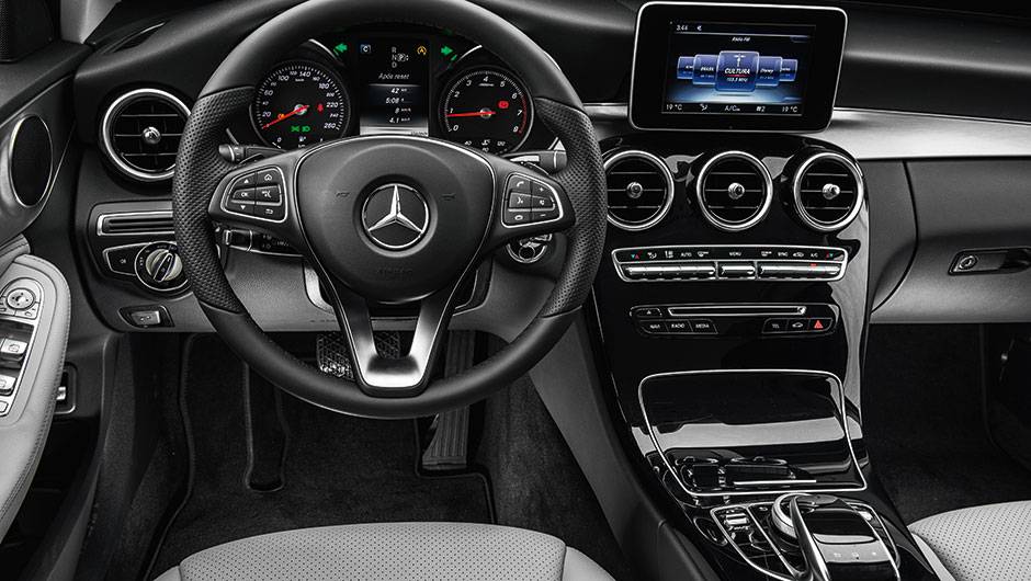 Painel tem visual s&oacute;brio. Maior, o C180 tem um pouco mais de espa&ccedil;o na cabine | <a href="https://quatrorodas.abril.com.br/carros/comparativos/classe-c-x-cla-820227.shtml" target="_blank" rel="migration">Leia mais</a>