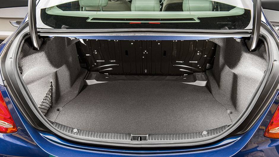 Porta-malas leva at&eacute; 480 litros | <a href="https://quatrorodas.abril.com.br/carros/comparativos/classe-c-x-cla-820227.shtml" target="_blank" rel="migration">Leia mais</a>