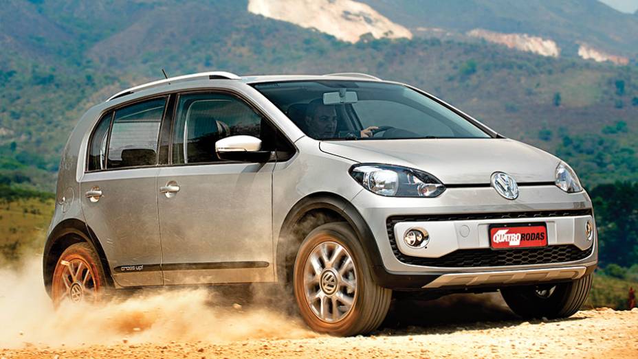 O CrossUp! tem apliques pretos e prateados | <a href="https://quatrorodas.abril.com.br/carros/impressoes/vw-crossup-819589.shtml" target="_blank" rel="migration">Leia mais</a>